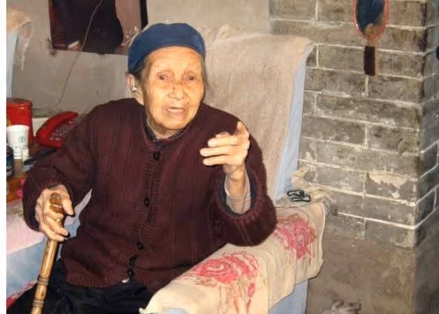 婆婆來城裡看孫子，離開時，包里鼓鼓的，偷偷打開，媳婦滿眼淚花