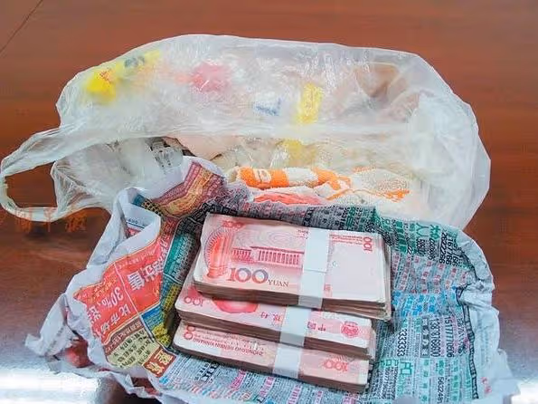 婆婆來城裡看孫子，離開時，包里鼓鼓的，偷偷打開，媳婦滿眼淚花