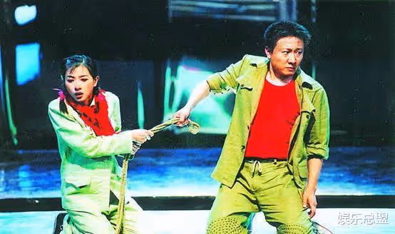 「冷艷女神」萬茜的起伏史和她生命中的兩個男人!