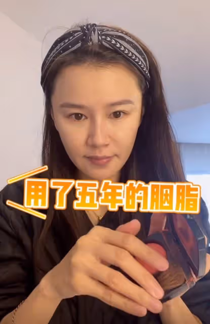 TVB花旦黃翠如回內地發展，腮紅用5年很節儉，掉地上仍捨不得換