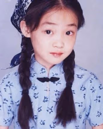 她憑《暖春》小花一角走紅，感動眾多觀眾，今23歲長得非常漂亮