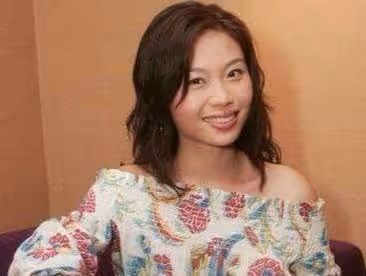 49歲TVB前花旦陳妙瑛久違亮相，與同屆港姐聚會，穿搭成全場焦點