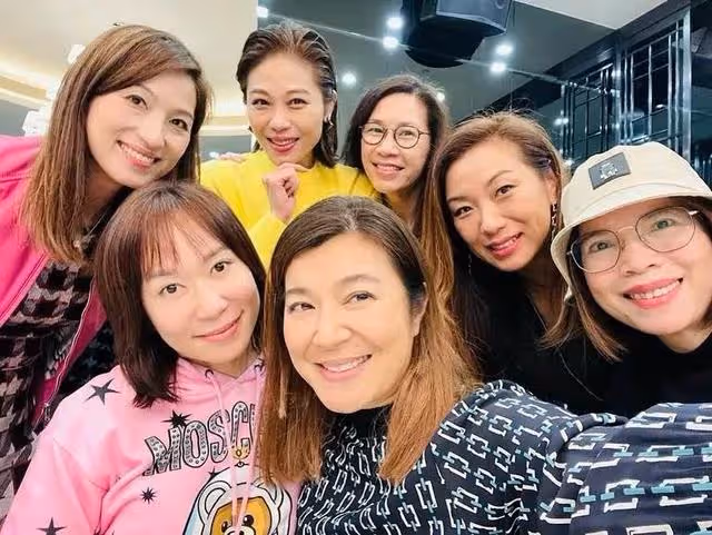 49歲TVB前花旦陳妙瑛久違亮相，與同屆港姐聚會，穿搭成全場焦點