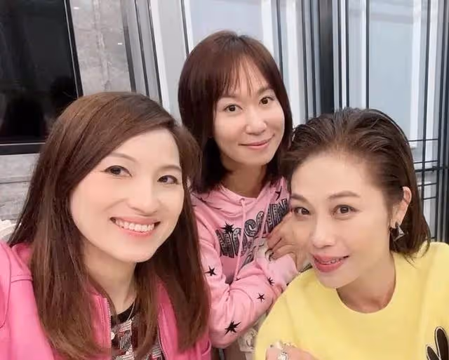 49歲TVB前花旦陳妙瑛久違亮相，與同屆港姐聚會，穿搭成全場焦點