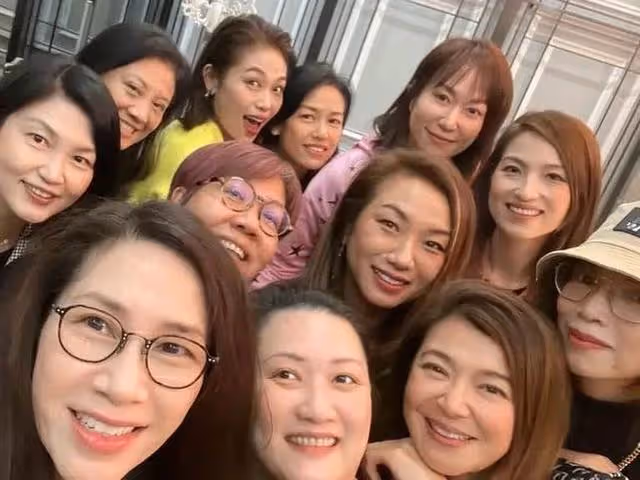 49歲TVB前花旦陳妙瑛久違亮相，與同屆港姐聚會，穿搭成全場焦點