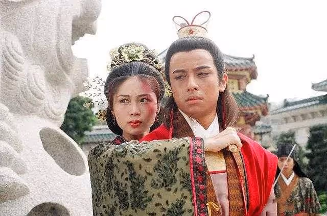 49歲TVB前花旦陳妙瑛久違亮相，與同屆港姐聚會，穿搭成全場焦點