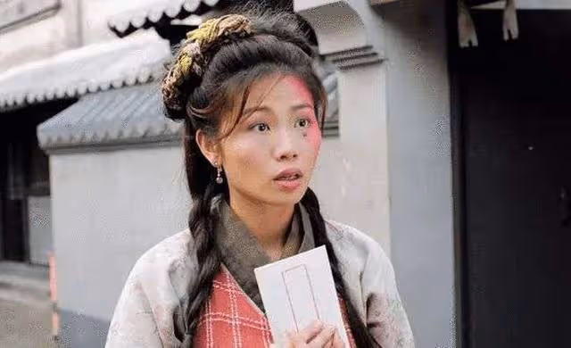 49歲TVB前花旦陳妙瑛久違亮相，與同屆港姐聚會，穿搭成全場焦點