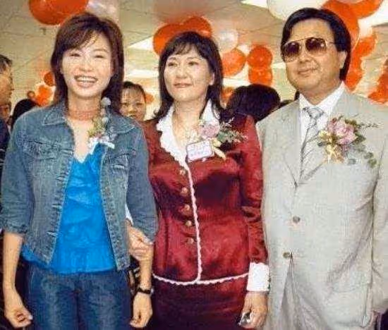 49歲TVB前花旦陳妙瑛久違亮相，與同屆港姐聚會，穿搭成全場焦點