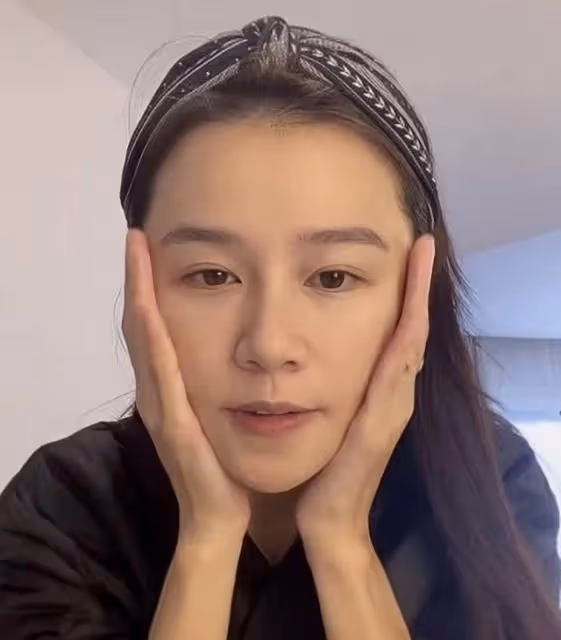 TVB女星陪丈夫來內地拍戲，全素顏出鏡，腮紅掉在地上撿起繼續用