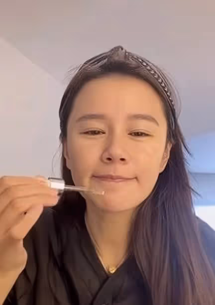 TVB女星陪丈夫來內地拍戲，全素顏出鏡，腮紅掉在地上撿起繼續用