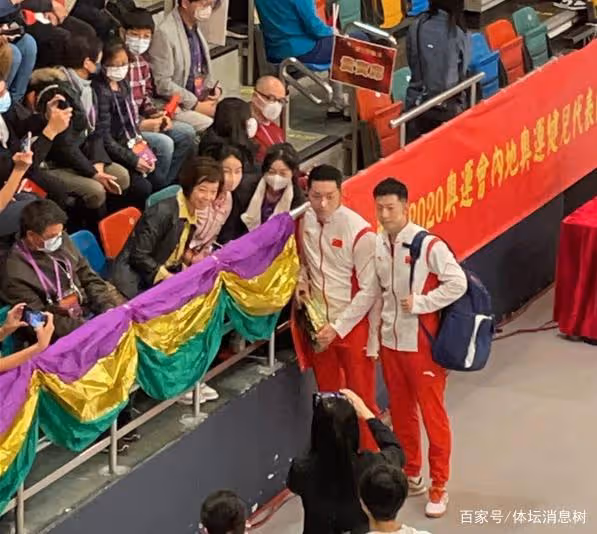四圈大滿貫同框!師弟馬龍快步奔向張怡寧,郭晶晶秒變「小迷妹」