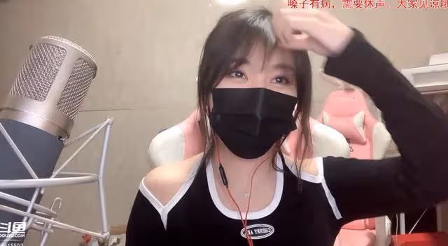 小團團停播後微博高強度更新,首次曬戴眼鏡全臉照後又刪除