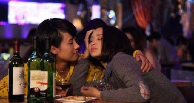 酒醉我睡了個男人，他身上到處是我的吻痕，事後床上留下一抹鮮血