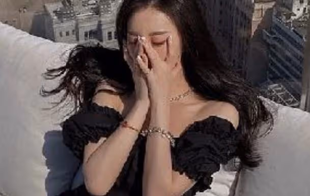 被他折騰近兩個小時，身上到處都在疼，脖子上留了兩處清晰的牙痕