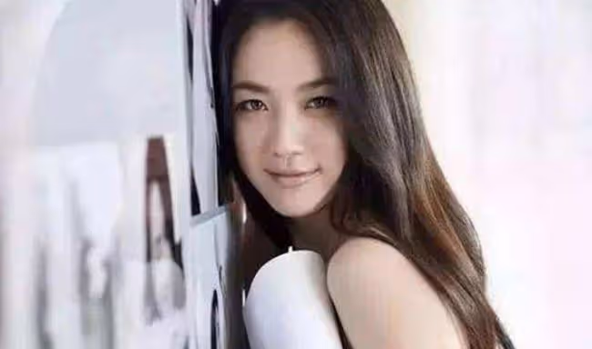 被他折騰近兩個小時，身上到處都在疼，脖子上留了兩處清晰的牙痕