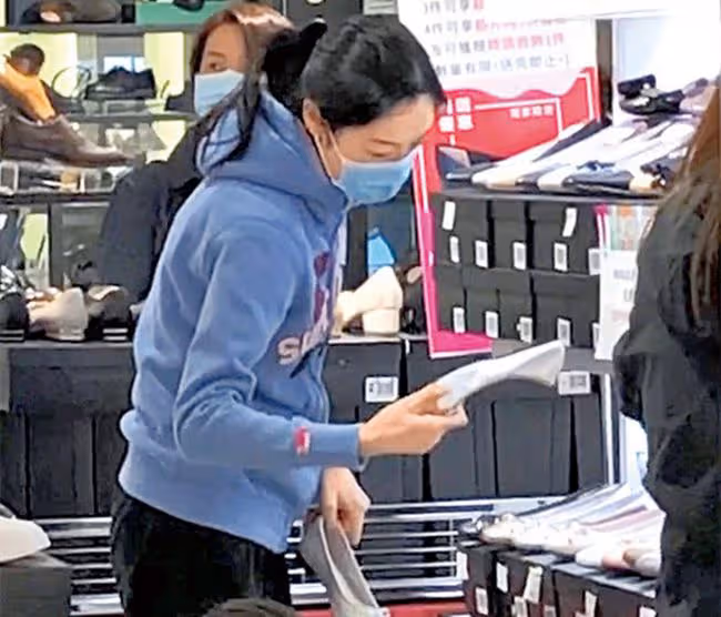 港姐葉翠翠獨自逛商場，素顏示人打扮樸素，身家過億仍買特價商品
