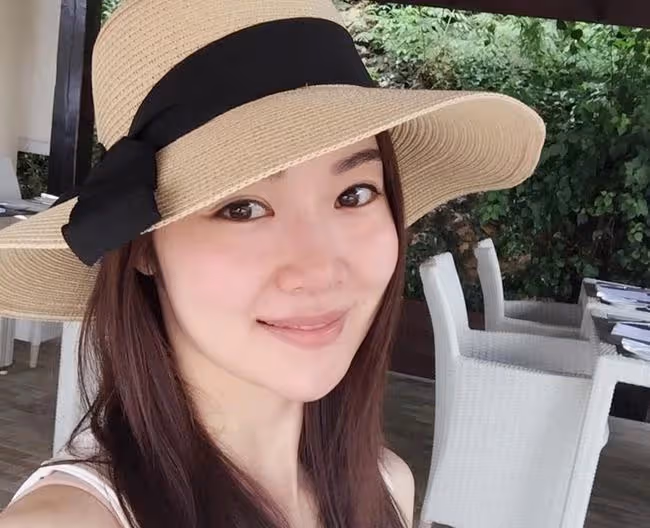 港姐葉翠翠獨自逛商場，素顏示人打扮樸素，身家過億仍買特價商品