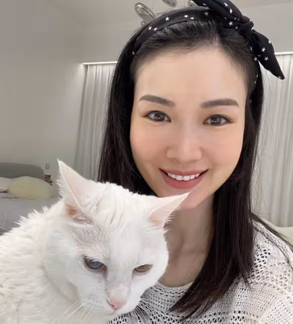 港姐葉翠翠獨自逛商場，素顏示人打扮樸素，身家過億仍買特價商品