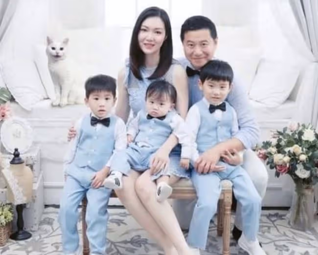 港姐葉翠翠獨自逛商場，素顏示人打扮樸素，身家過億仍買特價商品