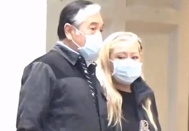 秦沛一家三口罕同框，76歲滿頭白髮精神好，與日本妻子已分離2年