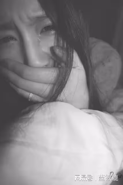 結婚當晚，睡覺時老公發現我身上的紋身，竟然打了我一巴掌