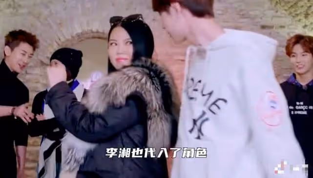 難怪會離婚,李湘節目中親吻小鮮肉,當面給老公戴綠帽嚇壞袁詠儀