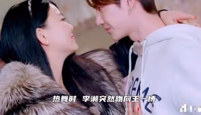 難怪會離婚,李湘節目中親吻小鮮肉,當面給老公戴綠帽嚇壞袁詠儀