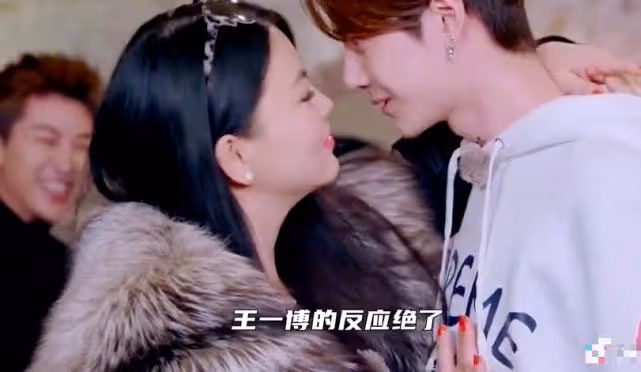 難怪會離婚,李湘節目中親吻小鮮肉,當面給老公戴綠帽嚇壞袁詠儀