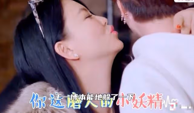 難怪會離婚，李湘節目中親吻小鮮肉，當面給老公戴綠帽嚇壞袁詠儀