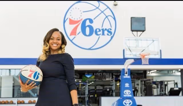 從貧民窟逆襲成為76人女高管,培養兒子打進NBA,簽下9000萬肥約