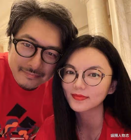 李湘離婚後首露面,與神秘男子駕豪車出行,看來關係不一般