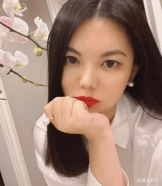 李湘離婚後首露面,與神秘男子駕豪車出行,看來關係不一般