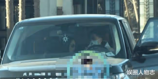 李湘離婚後首露面,與神秘男子駕豪車出行,看來關係不一般