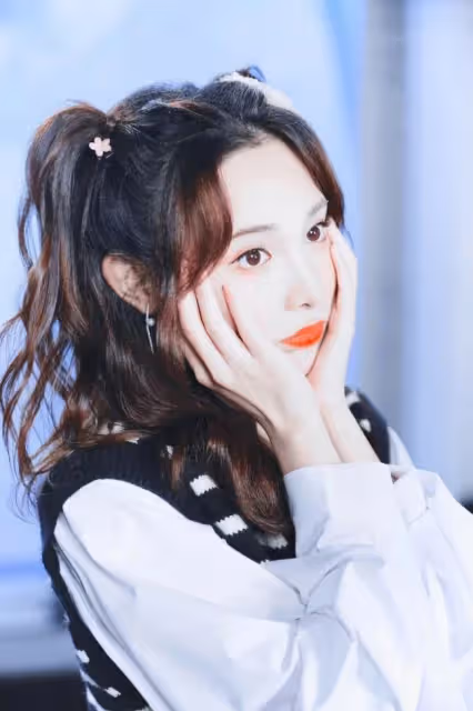 娛記說:何炅被掃地出門?蔣勤勤撇清於正?佟麗婭地位不保?辛芷蕾反炒?