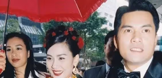 她19歲時就面臨著「兩個豪華」人生選擇,如今身價過億還是單身