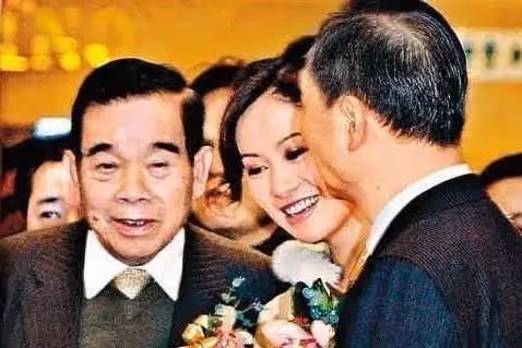 她19歲時就面臨著「兩個豪華」人生選擇,如今身價過億還是單身