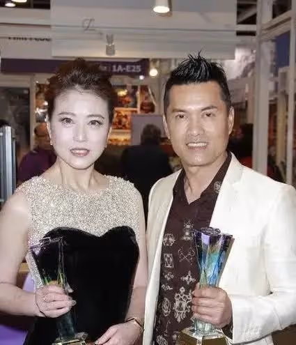 她19歲時就面臨著「兩個豪華」人生選擇,如今身價過億還是單身