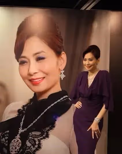 她19歲時就面臨著「兩個豪華」人生選擇,如今身價過億還是單身