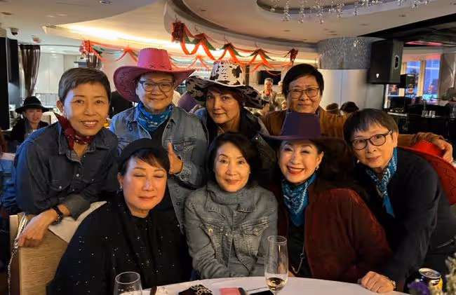 鄧光榮遺孀參加派對，洪金寶前妻罕露面，生4娃離婚30年未再嫁