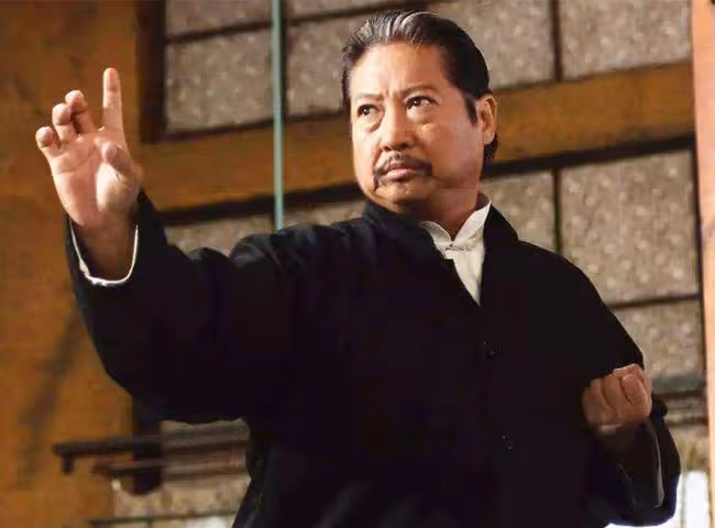 鄧光榮遺孀參加派對，洪金寶前妻罕露面，生4娃離婚30年未再嫁