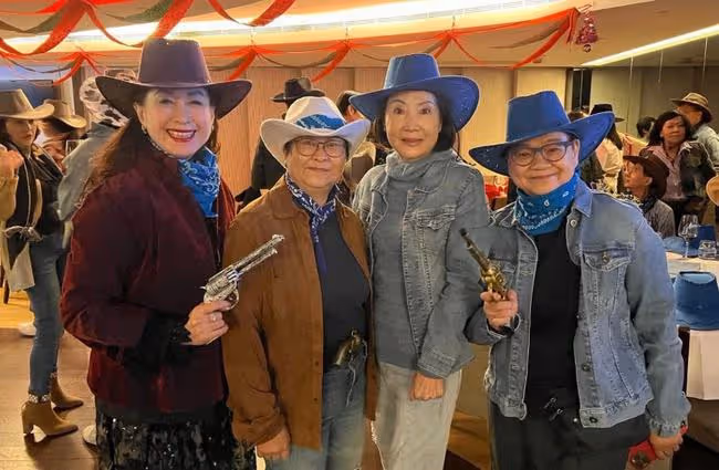 鄧光榮遺孀參加派對，洪金寶前妻罕露面，生4娃離婚30年未再嫁