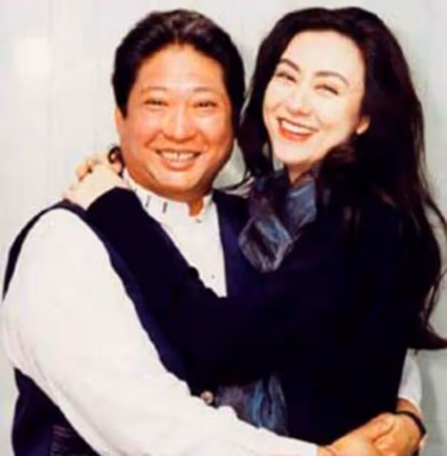 鄧光榮遺孀參加派對，洪金寶前妻罕露面，生4娃離婚30年未再嫁