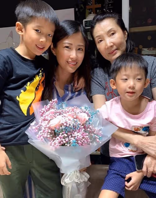 鄧光榮遺孀參加派對，洪金寶前妻罕露面，生4娃離婚30年未再嫁