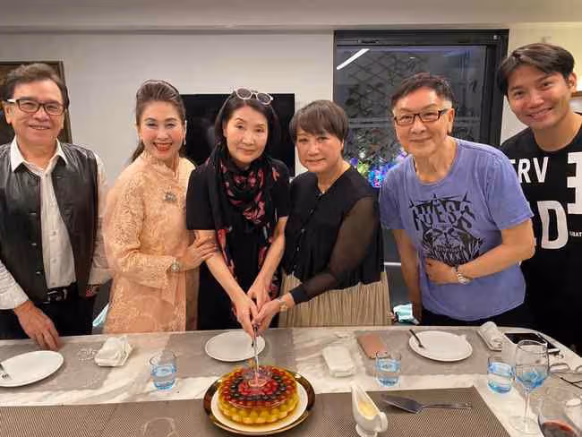 鄧光榮遺孀參加派對，洪金寶前妻罕露面，生4娃離婚30年未再嫁