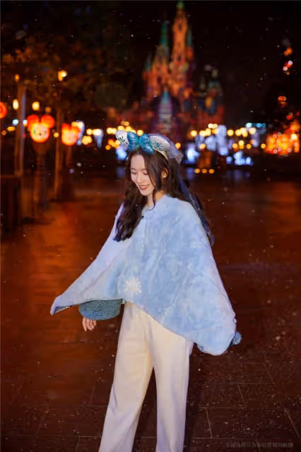 劉詩詩曬夜遊迪士尼美照,戴著卡通發箍綻放美麗笑容,少女感滿滿