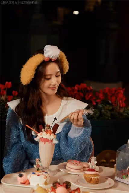 劉詩詩曬夜遊迪士尼美照，戴著卡通發箍綻放美麗笑容，少女感滿滿