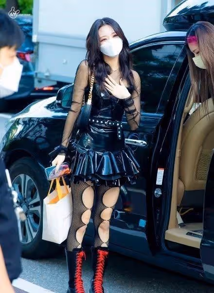 IVE打歌服遭抵制，讓未成年成員內衣外穿，韓流網友表示難以接受