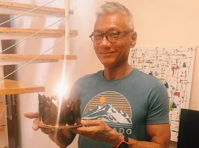 林俊賢時隔10個月與女兒團聚，挽手比心顯溫馨，61歲長居內地生活