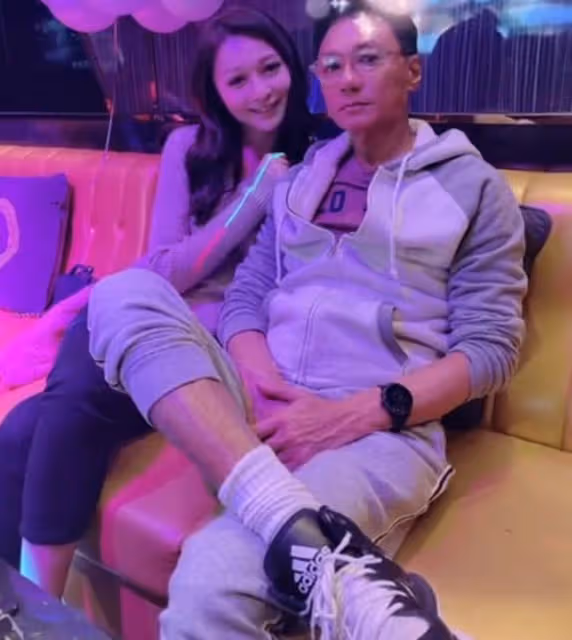 林俊賢時隔10個月與女兒團聚，挽手比心顯溫馨，61歲長居內地生活