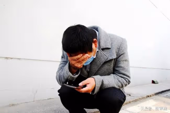 老婆從背後抱我，我一看她那件很土很厚的睡衣，立刻就沒有了興趣